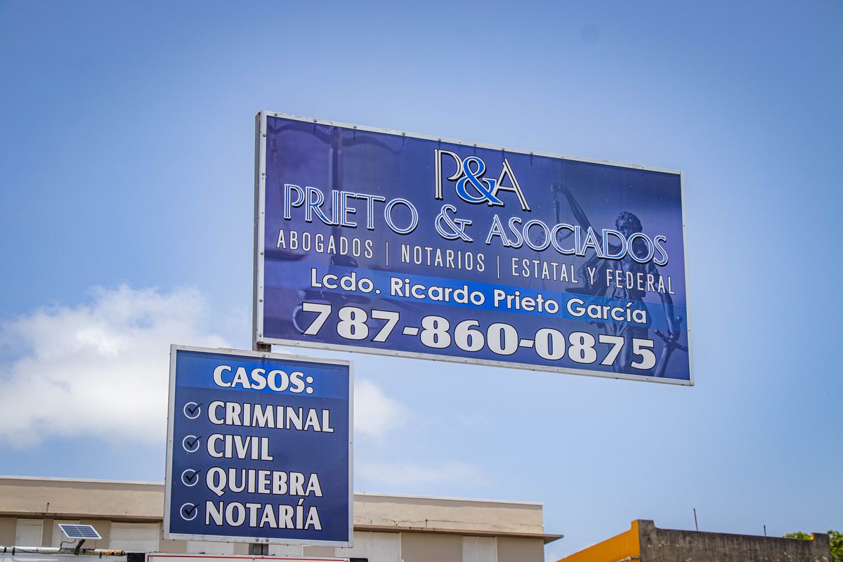 Rótulo de Prieto & Asociados con áreas de práctica: Criminal, Civil, Quiebra, Notaría
