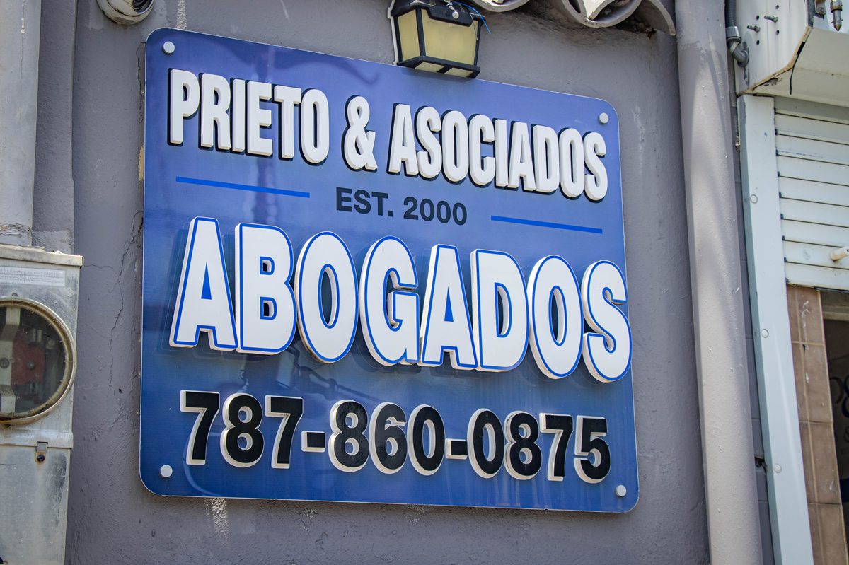Rótulo de la oficina de Prieto & Asociados en Fajardo